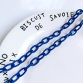 Macro shot of dark blue acrylic oval chain links on a white decorative ceramic plate - Dark Blue (5#)