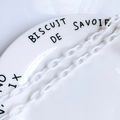 Gros plan d'une chaîne à maillons en acrylique blanc pour bijoux DIY sur plat - Blanc (US9)