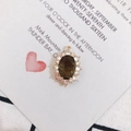 Détail d'un pendentif vintage ovale avec pierre vert olive et monture dorée - Vert olive