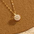 Collana rotante a girasole dorata con zirconi cubici su sfondo in feltro marrone - Oro