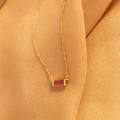 Goldene Halskette mit rechteckigem rotem Geburtsstein-Anhänger an feiner Gliederkette - Gold Juli (Jul)