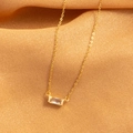 Goldkette mit rechteckigem klarem Steinanhänger auf orangefarbenem Stoff - Gold November (Nov)