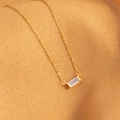 Collana minimalista in oro con pendente rettangolare in pietra preziosa bianca da donna - Oro Ottobre (Oct)