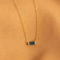 Elegante collana a catena dorata con un ciondolo rettangolare in gemma blu zaffiro - Oro Settembre (Sep)