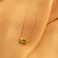Collana in oro con ciondolo rettangolare orizzontale in gemma verde smeraldo - Oro Agosto (Aug)