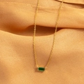 Elegante collana dorata con ciondolo a smeraldo rettangolare su seta gialla - Oro Maggio (May)