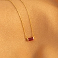 Collana a catena dorata con pendente rettangolare in pietra preziosa rosso scuro - Oro Gennaio (Jan)
