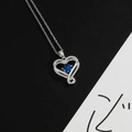 Silberne Herzenskette mit blauem Edelstein und Zirkonia-Akzenten an einer Kette - Saphirblau (September)