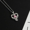 Silberne Edelstahl-Herzkette mit rosa Zirkonia und weißem Kristallrand-Anhänger - Hellrosa (Oktober)