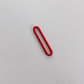 Primer plano de un colgante ovalado rojo de aleación con acabado mate para joyería DIY - Rojo