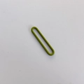 Primer plano de un colgante ovalado de aleación verde oliva con acabado lacado mate para DIY - Verde oliva