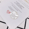 Nahaufnahme der perlweißen runden Acetat-Anhänger mit Seidentextur und kleinem Loch - 26mm / 10# Glimmerweiß Perlglanz