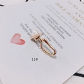Detalle de pendiente geométrico chapado en oro con perla blanca e incrustación de esmalte - Anillo Irregular de Esmalte Rojo y Perla Artificial (11#)