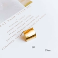 Detailopname van een 15mm gebogen vergulde geometrische hanger met een gepolijste glans - Glanzende Gebogen Stijl (6#)