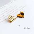 Dettaglio di orecchini a cuore in metallo placcato oro con misura 18x15mm - Stile Cuore Specchio (11#)