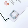 Macro-opname van een vierkante holle acryl hanger met een lichtblauwe marmeren textuur - Lichtblauw Roze Marmerstructuur