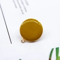 Makroaufnahme von senfgelbem Emaille-Anhänger mit Goldmetallrahmen für DIY-Schmuck - Gelb
