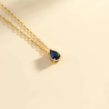 Elegante vergoldete Halskette mit einem birnenförmigen dunkelblauen Geburtsstein - Gold-September