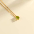 Elegante goldene Halskette mit einem birnenförmigen olivgrünen Geburtsstein-Anhänger - Gold-August