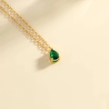 Elegante collana d'oro con una gemma verde smeraldo a forma di pera con montatura a griffe - Oro-Maggio