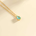 Elegante collana dorata con ciondolo a goccia in pietra portafortuna celeste e griffe - Oro-Marzo