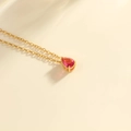 Elegante collana a catena dorata con un ciondolo di pietra preziosa rossa a goccia - Oro-Luglio