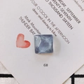 Détail de la breloque carrée en résine marbrée bleue avec texture ondulée - Style Texture Marbre Bleu Gris (6#)