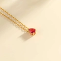 Elegante collana in acciaio inossidabile dorato con pendente in rubino rosso a goccia - Oro-Gennaio