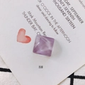 Détail d'un charme carré en résine violette avec texture ondulée pour création DIY - Style Texture Marbre Violet (8#)