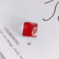 Vue macro d'un charme carré en résine rouge foncé avec texture irrégulière d'ondulations d'eau - Style Texture Fluide Rouge Foncé (9#)