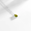 Elegante collana d'argento con ciondolo a pera in pietra verde oliva su catena a croce - Argento-Agosto