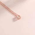 Elegante collana in oro rosa con gemma azzurra a goccia e classica montatura a quattro griffe - Oro Rosa-Aprile