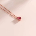 Collana in oro rosa con ciondolo a goccia in pietra rosa su sfondo rosa delicato - Oro Rosa-Gennaio