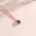 Elegante collana in oro rosa con pendente in pietra blu a goccia su una catena sottile - Oro Rosa-Dicembre