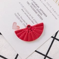 Vue macro d'un pendentif en résine rouge en forme d'éventail avec texture tissée pour DIY - Rouge Rose