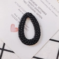 Detalle macro del colgante de ratán tejido negro en forma de lágrima para joyas DIY - Negro