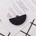Détail d'un pendentif noir en résine en forme d'éventail avec texture tissée pour bijoux - Noir