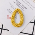 Detalle macro del colgante ovalado amarillo de resina con textura de ratán para joyas DIY - Amarillo