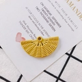 Détail d'un pendentif en résine jaune en forme d'éventail avec texture tressée pour bijoux - Jaune