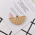 Détail d'un pendentif en résine beige en éventail avec texture tressée pour bijoux - Poche zippée