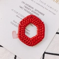 Dettaglio del ciondolo rotondo in acrilico intrecciato rosso per accessori orecchini fai-da-te - Rosso