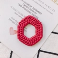 Dettaglio macro di pendenti tondi in resina rosa scuro con trama intrecciata effetto rattan - Rosa Rossa