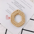 Primo piano dell'accessorio rotondo in rattan acrilico beige per la creazione di gioielli - Beige