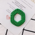 Dettaglio macro di anello geometrico intrecciato in acrilico verde per gioielli - Verde