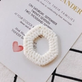Dettaglio macro del ciondolo rotondo bianco in acrilico con trama in rattan per gioielli - Bianco
