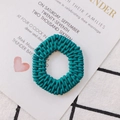 Dettaglio anello in acrilico intrecciato blu teal per creazione di gioielli e orecchini - Verde Mare