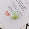 Perla piatta rotonda ondulata verde lime con finitura satinata opaca per gioielli DIY - verde chiaro