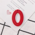 Roter ovaler Ohrringanhänger aus Acryl mit Rattan-Textur und Aufhängeloch - Dunkelrot