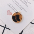 Gros plan d'un pendentif rond imprimé léopard avec bordure dorée pour bijoux DIY - Imprimé Jaune et Noir (5#)