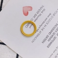 Gelber geflochtener Ring mit matter Textur auf minimalistischer Hochzeitseinladungskarte - Gelb